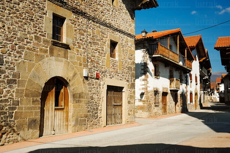 08MOA0018-Caserios en el Pueblo, Lantz, Navarra
