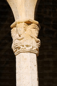 08MOA0024-Capitel en la Iglesia de San Vicente. Larunbe, Navarra