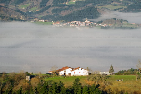 08MOA0051-Caserio con niebla, Zerain, Gipuzkoa, Euskadi