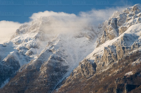 08MOA0073-Sierra de Aizkorri con nieve y niebla, Zegama, Gipuzko