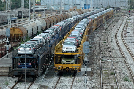 08RT0196-Tren de mercancias con coches. Irún, Gipuzkoa, Euskadi