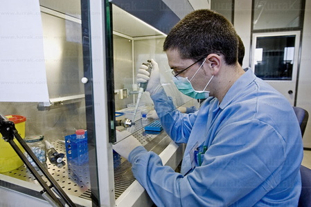 09PJP_0011-UPV. Laboratorio de Farmacia,  investigan el ADN    .