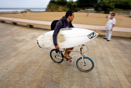 09PJP_0020-Surfer en bici con la tabla. Bakio, Bizkaia, Euskadi
