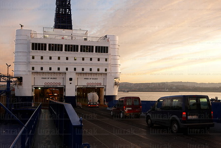 09PXE_003-Coches, Ferry, Puerto de Bilbao, Bizkaia, Euskadi