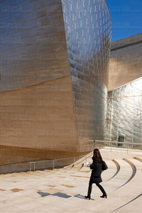 09PXE_183-Chica. Museo Guggenheim, Bilbao, Bizkaia, Euskadi