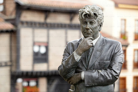 09PXE_508-Estatua de Ken Follet. Vitoria, Alava, Euskadi