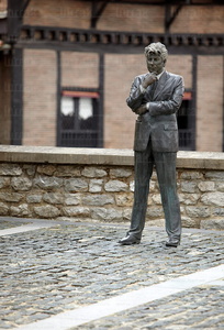 09PXE_510-Estatua de Ken Follet. Vitoria, Alava, Euskadi