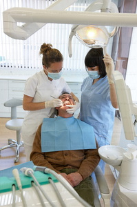 09PXE_534-Clinica Dental. Un paciente en una revision bucal. Gip