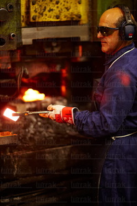 09PXE_570-Obrero en una fábrica. Gipuzkoa, Euskadi
