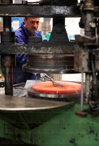 09PXE_571-Obrero en una fábrica. Gipuzkoa, Euskadi