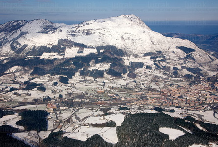 09PXE_660-Vista aérea con nieve Monte Erlo, Macizo de Izarraitz