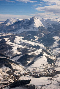 09PXE_664-Vista aérea con nieve del Monte Txindoki. Sierra de A