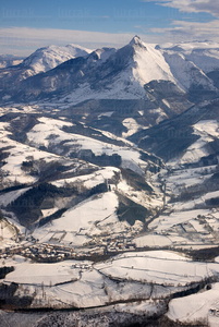09PXE_665-Vista aérea con nieve del Monte Txindoki. Sierra de A