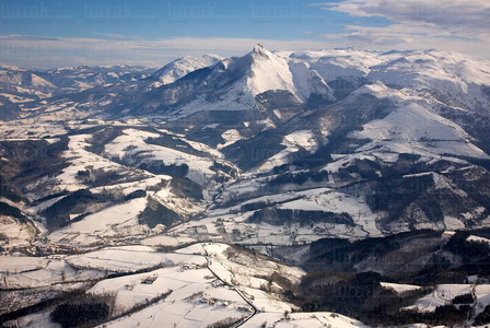 09PXE_666-Vista aérea con nieve del Monte Txindoki. Sierra de A