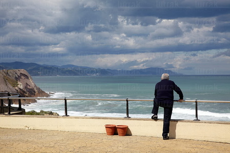 09PXE_692-Hombre mirando el mar Cantábrico. Zuamaia, Gipuzkoa, 
