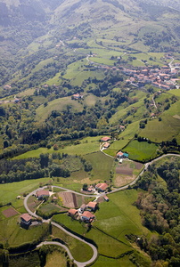 09PXE_784-Vista aérea del pueblo de Aia, Gipuzkoa, Euskadi