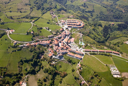 09PXE_788-Vista aérea del pueblo de Aia, Gipuzkoa, Euskadi