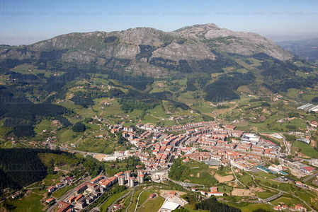 09PXE_823-Vista aérea del Monte Erlo en el macizo de Izarraitz,