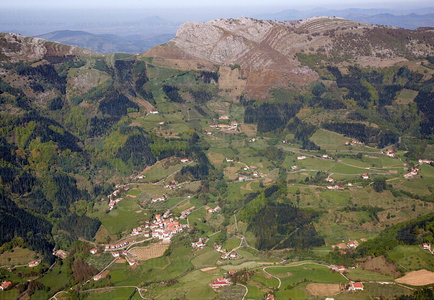 09PXE_831-Vista aérea del Monte Ernio. Errezil, Gipuzkoa, Euska