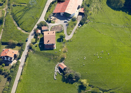 09PXE_836-Vista aérea de caseríos. Aia, Gipuzkoa, Euskadi