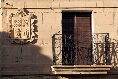 011FJG_0322-Escudo en una fachada. Páganos, Alava, Euskadi