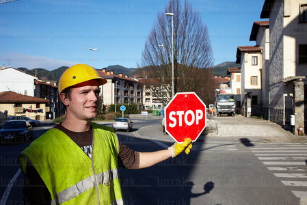 011MDR_0327-Obrero. Señal de Stop. Oñati, Gipuzkoa, Euskadi