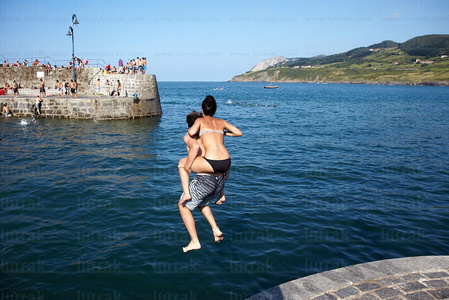 011MDR_0836-Una pareja se lanza al Agua. Puerto de Mundaka, Bizk