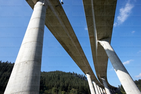011PXE_0387-Pilones de Viaducto de la Autopista A-1. Bergra, Gip