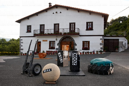011PXE_1486-Piedras de deporte rural vasco frente a un caserío.