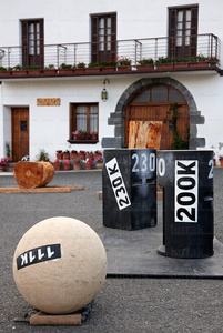 011PXE_1487-Piedras de deporte rural vasco frente a un caserío.