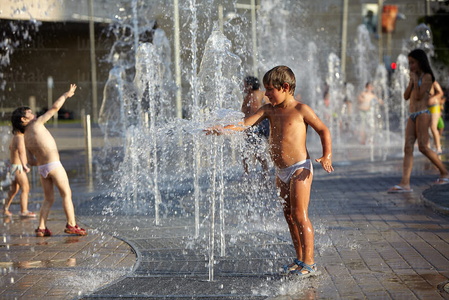 012MDR_0556-Niños jugando con Fuente,  Bilbao, Bizkaia, Euskadi