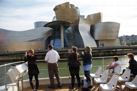 012MDR_0647-Turistas. Bilboats, Museo Guggenheim. Bilbao, Bizkai