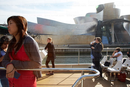 012MDR_0648-Turistas. Bilboats, Museo Guggenheim. Bilbao, Bizkai