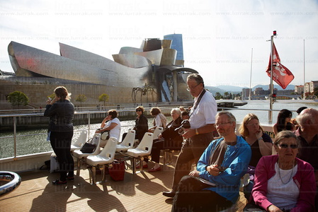 012MDR_0649-Turistas. Bilboats, Museo Guggenheim. Bilbao, Bizkai