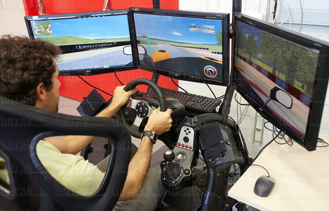 012PXE_0742-Conduciendo en un simulador de Coche. Amorebieta, Bi