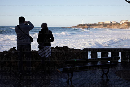 09342-Pareja-Fotos-Temporal-Mar-Biarritz-Lapurdi