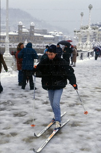 00005-Esquiadora por el Paseo de Alderdi Eder. San Sebastian, Gi