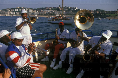 00067-Big band tocando jazz en el barco Ciudad de San Sebastian