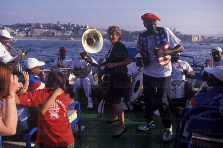 00072-Big band tocando jazz en el barco Ciudad de San Sebastian