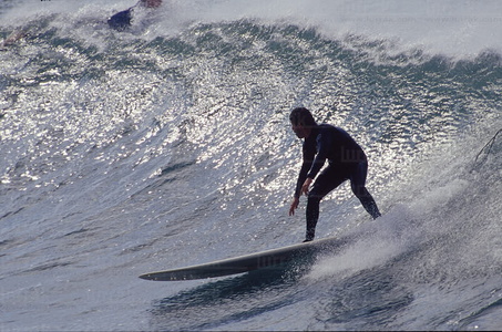 01802-Surfista-Ola-Contraluz
