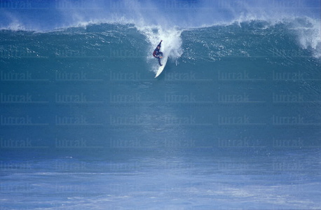 01822-Surfeando una Gran Ola. Playa de La Zurriola, Donostia, Gipuzkoa, Euskadi