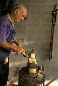 02255-Fabricación de makilas del artesano Charles Bergara . Lar