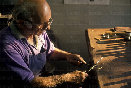 02257-Fabricación de makilas del artesano Charles Bergara . Lar