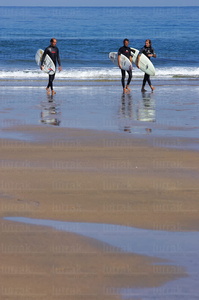 04175-Tres-Surfers-Playa-Zurriola-San Sebastián-Gipuzkoa-Euskad