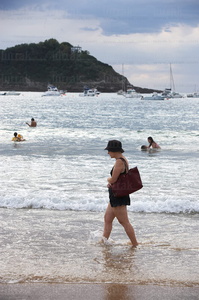 04919-Mujer. Orilla. Playa de La Concha. San Sebastián Gipuzkoa
