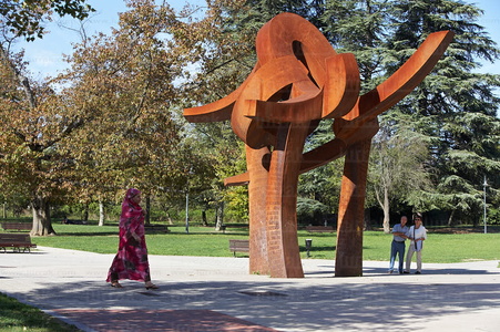 05041-Escultura 'Guk' de Angel Camino en el parque Juan de Urrut