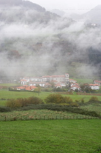 05106-Vertical. Paisaje con Niebla en Albiztur, Gipuzkoa, Euskad