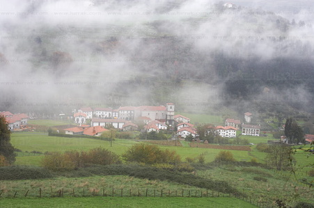05107-Paisaje con Niebla en Albiztur, Gipuzkoa, Euskadi