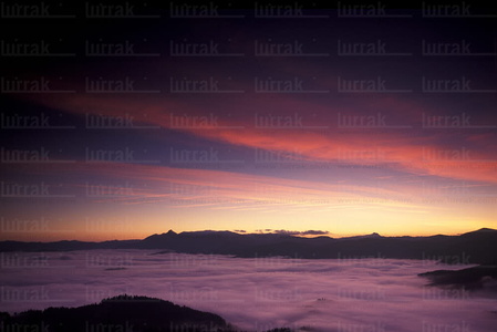 05134-Atardecer con mar de nubes en el Valle del Goierri, Gipuzk