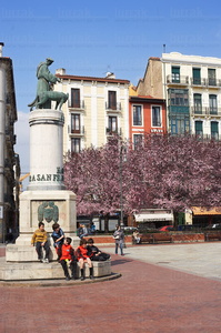05681-Plaza de San Francisco con los almendros en flor. Pamplona